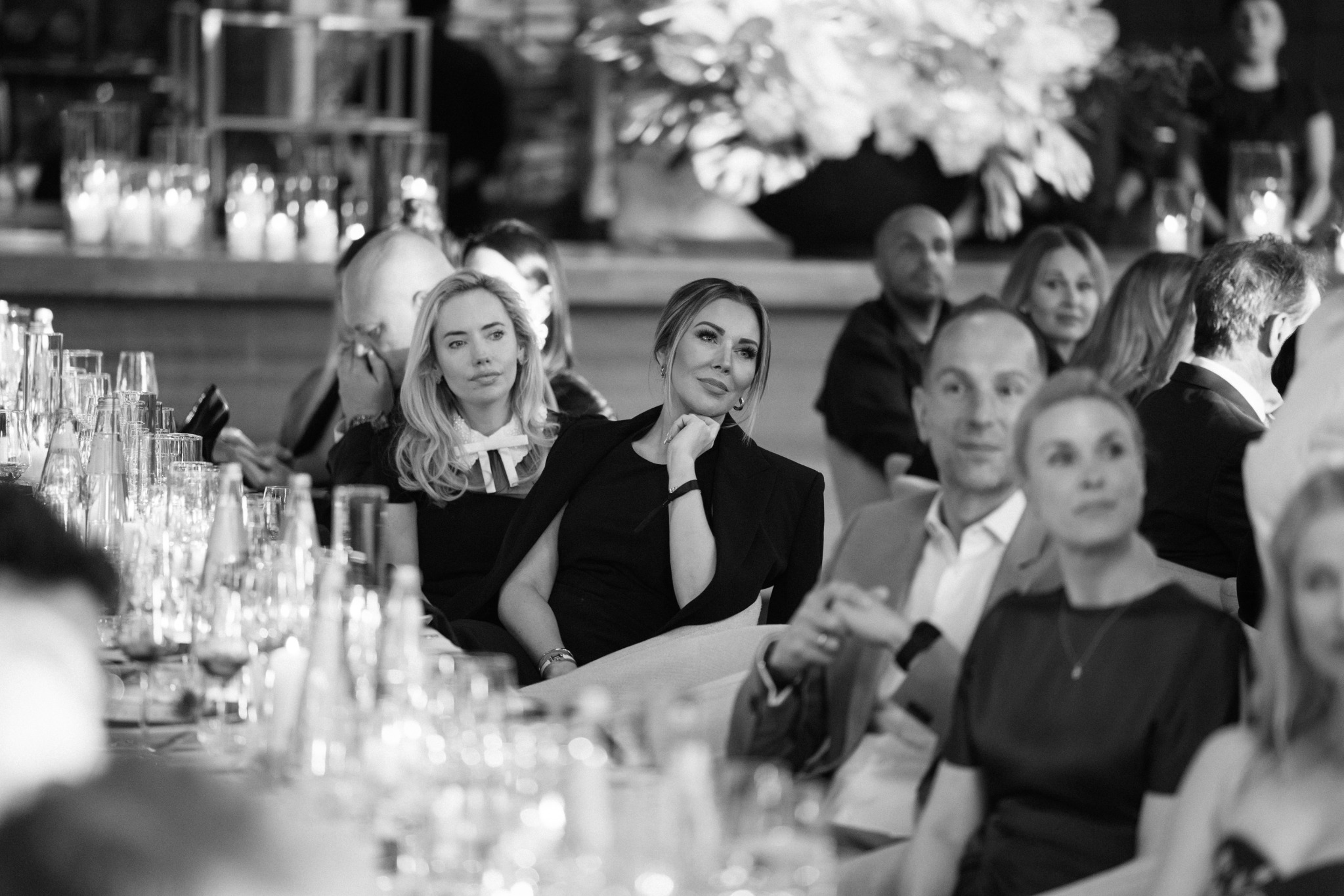 Unternehmerinnen und Unternehmer bei einem exklusiven Business-Dinner